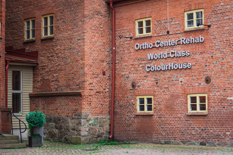 window, no people, brick, building, outdoors, colors, västra frölunda, grass, göteborg kungssten, city, built structure, day, western script, old, old school