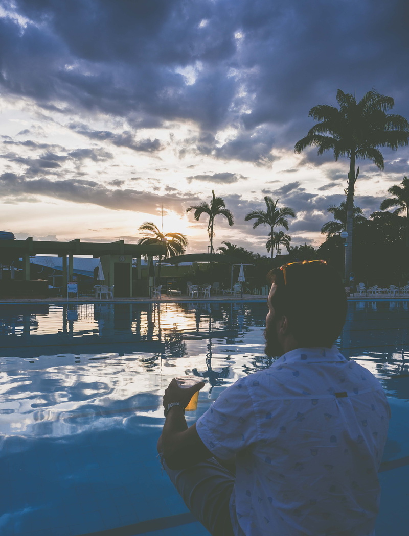 bar, beer, water, beauty in nature, real people, outdoors, palm tree, piscine, cloud - sky, usa, tree, lifestyles, vacation, 5K, one person, sun, la, leisure activity