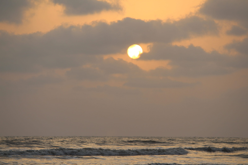 sky, beauty in nature, 5K, land, water, tranquility, evening, cloud - sky, no people, orange color, sunlight, non-urban scene, sun, clouds, tranquil scene
