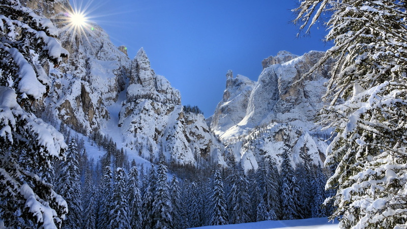 mountain, lens flare, non-urban scene, mountain range, outdoors, sunny day, dolomites, low angle view, sunbeam, plant, 1080P, tree, day, val gardena, sky