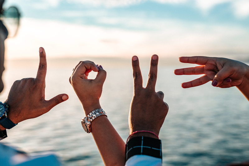 friendship, friends, sea, water, body, hand, watch, togetherness, focus on foreground, love, people, 5K, hand raised, positive emotion, hand gestures