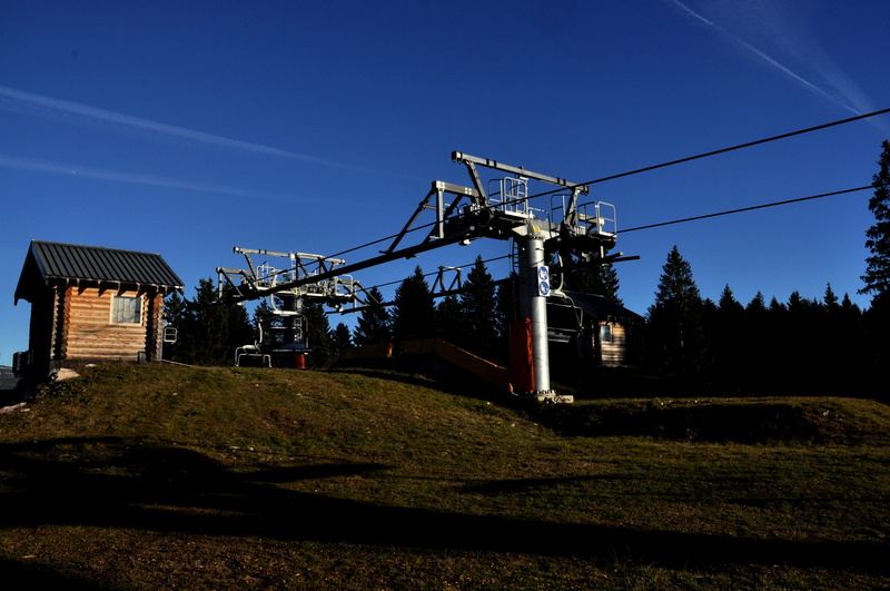 technology, grass, power supply, building exterior, sunlight, no people, chair lift, built structure, fuel and power generation, 4K, trees, nature, cable