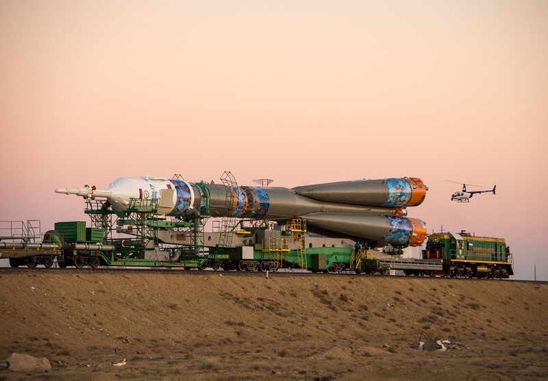 ship, shipping, Baikonur, grey, 1080P, Union, train, TMA-11M, red, space, rocket