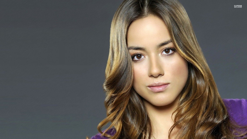 looking at camera, beautiful woman, portrait, young adult, teenager, human face, indoors, women, Chloe Bennet, 1080P, gray, young women, gray background