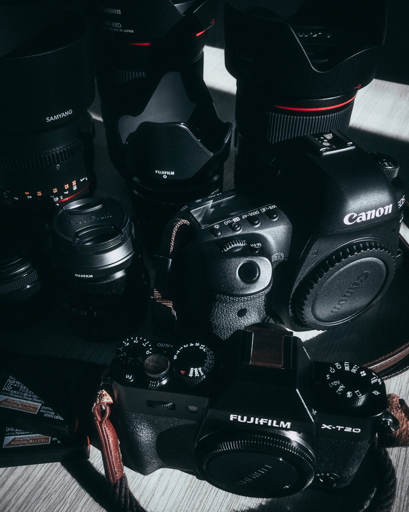 camera - photographic equipment, for sale, product, arrangement, indoors, equipment, black, table, digital camera, close-up, choice, no people, large group of objects