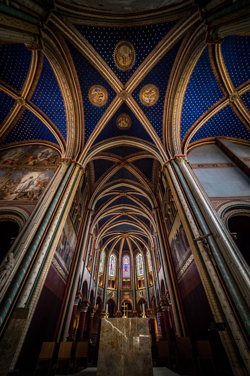 banister, architectural column, abbey, mural, place of worship, day, paris, a7m2, building, indoors, arch, arched, brown, samyang, gothic style, 14mm, vault ceiling