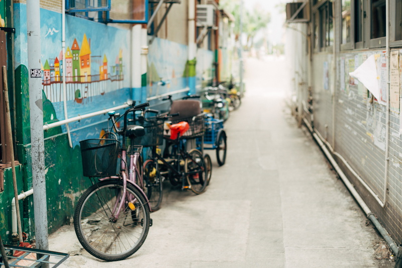 beside, wall, urban, direction, city, machine, wheel, street, 5K, footpath, path, transportation, walkway, selective, bike, focus, mode of transportation