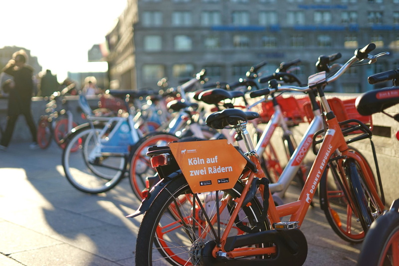 parked, stationary, selective, built structure, parking, focus on foreground, building exterior, travel, crowd, city, motorcycle, outdoors, land vehicle