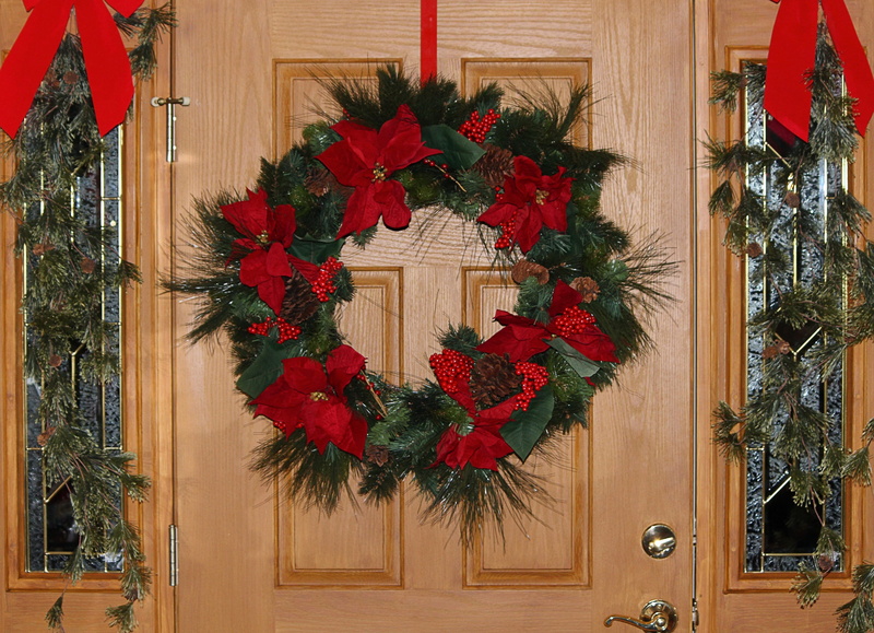 christmas wreath, christmas ornament, 4K, decoration, wreath, red bows, mounted, holly, entrance, wall, holiday swags, tree, brown, holiday, indoors, christmas tree