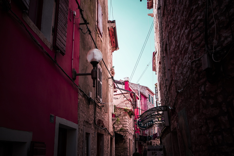 building, nature, residential district, wall, 8K, lamp, black, mounted, day, cable, street, white, window, house, built structure, no people, old, building exterior