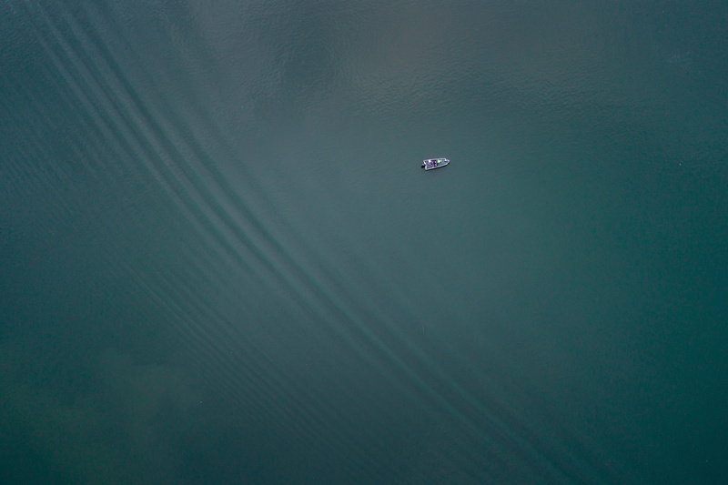 body, barca, beauty in nature, blue, transportation, water, land, bird, view, aerial view, outdoors, wave, nature, lake, tranquil scene, scenics - nature