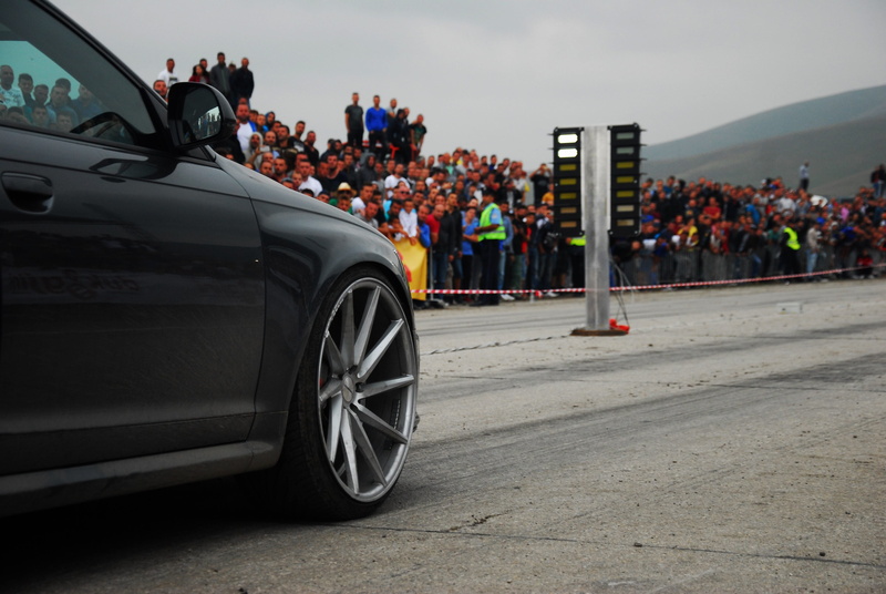 asphalt, street, outdoors, spectator, men, weather, lifestyles, crowd, wheel, car, vehicles, land vehicle, crossing, bmw, travel, motor vehicle, racing