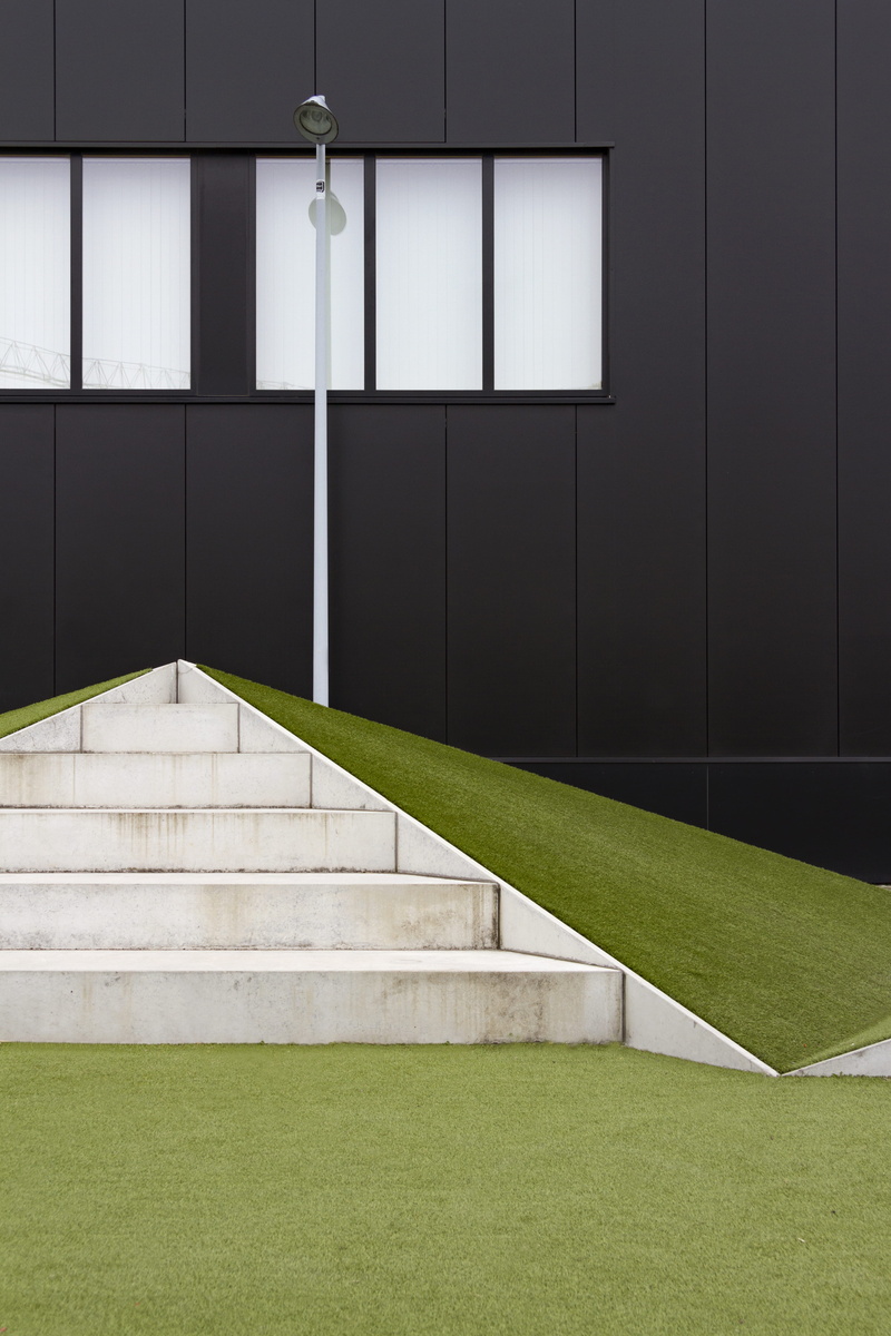 5K, black, lighting equipment, wall - building feature, tranquility, building, no people, grass, outdoors, day, sunlight, minimal, modern, green color