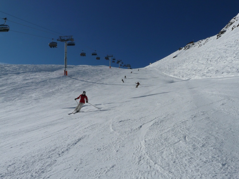 beauty in nature, skiers, adventure, ski run, 2K, real people, leisure activity, nature, holiday, skier, fun, freedom, mountain range, winter sport, outdoors