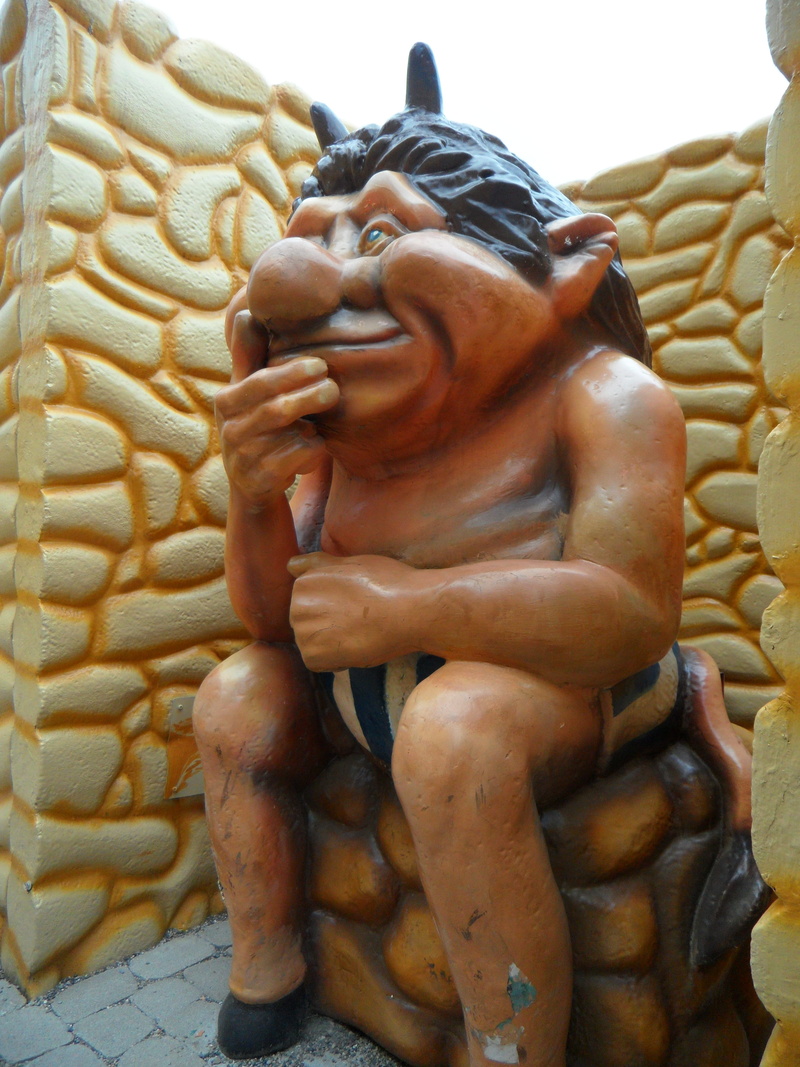 statue, 4K, theme park, the crazy maze, play, male likeness, labyrinth, wall - building feature, spirituality, day, architecture, idol, no people, spieleland