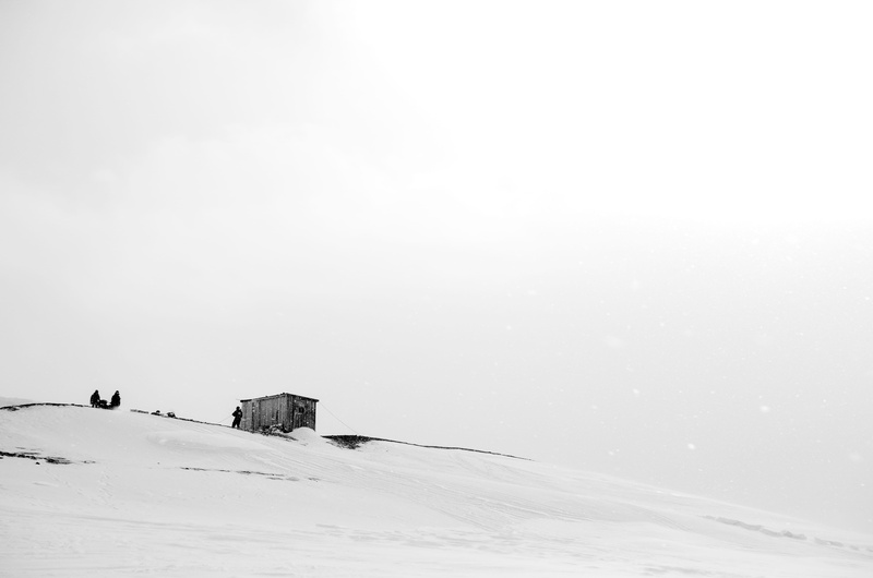 beauty in nature, research, winter sport, cold, leisure activity, blizzard, spitsbergen, mountain, snowstorm, storm, tranquil scene, whiteout, black and white