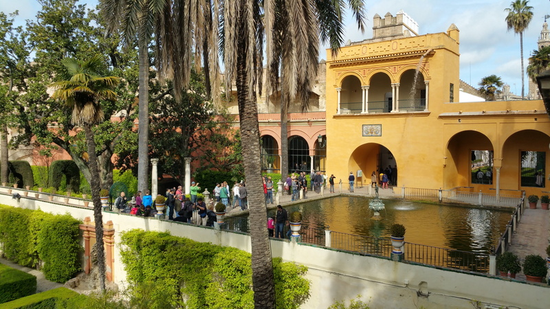 crowd, 5K, lifestyles, plant, building exterior, alcazar sevilla, seville, incidental people, built structure, visit, tree, travel, travel destinations