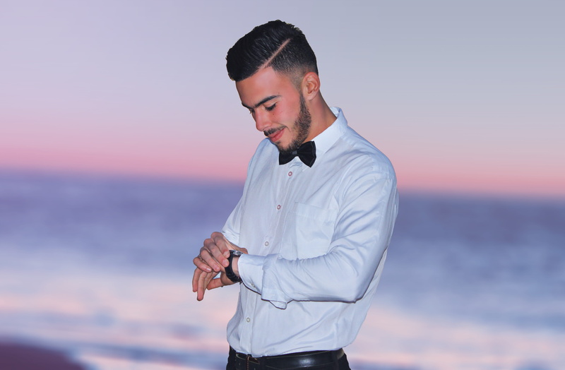 waist up, nice, 60d, color, sky, sea, hairstyle, young adult, casual clothing, wristwatch, beard, standing, blur, leisure activity, one person, 5K, sweet