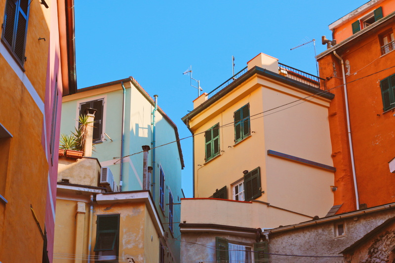 venice, pottery, outdoors, colour, town, building, beside, built structure, building exterior, jar, sunlight, day, sky, potted plant, beige, urban, lighting equipment