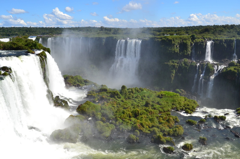 tree, blurred motion, 4K, falling water, scenics - nature, flowing, solid, nature, power in nature, travel, environment, waterfall, plant, day, iguassu