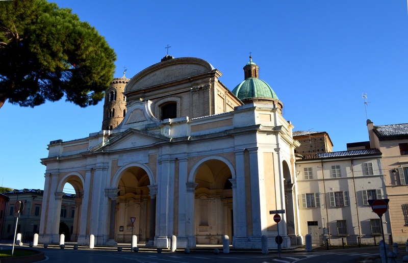 dome, building, low angle view, building exterior, travel, architectural column, basilica, city, outdoors, 2K, government, colonnade, clear sky, no people
