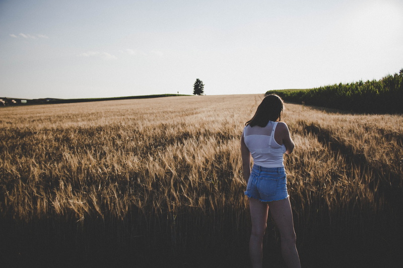 sky, short, leisure activity, rear view, beauty in nature, standing, shirt, outfit, plant, one person, casual clothing, grass, field, real people, daytime