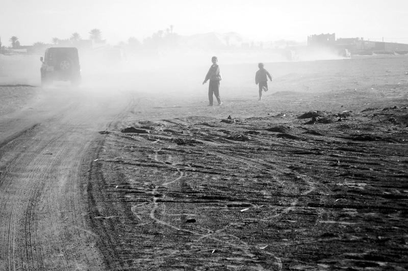 morocco, desert, car, standing, transportation, water, happy, people, real people, 2K, dunes, females, men, poverty, black And White, childrens, two, africa