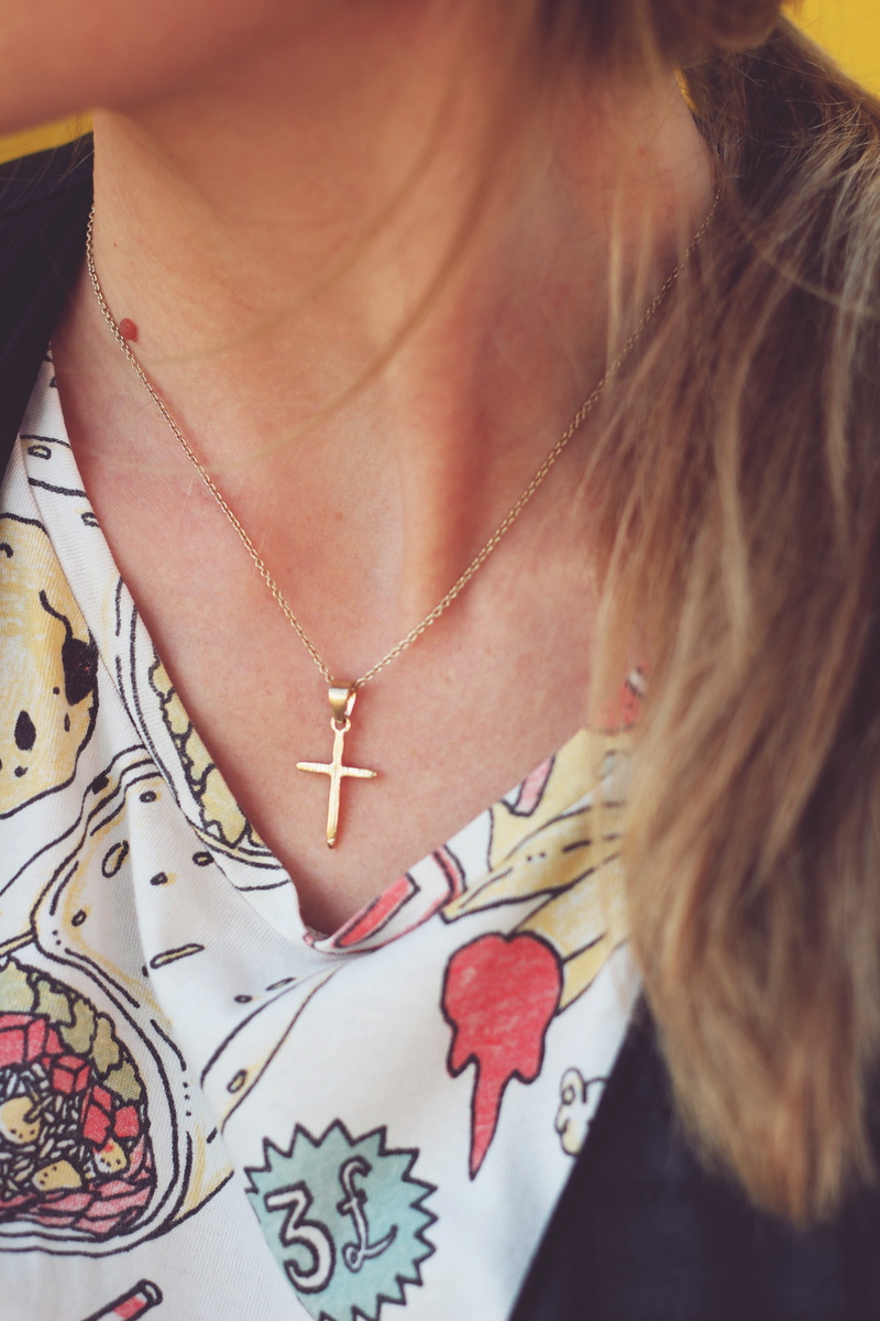 one Person, human body part, beautiful, lifestyles, people, fashion, hair, jewelry, 5K, link, one woman only, cross, front view, necklace, gold cross