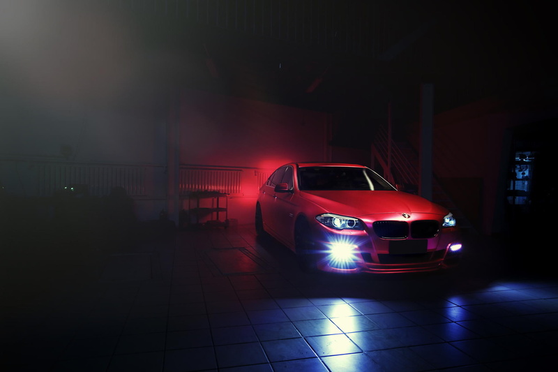 outdoors, land vehicle, motor vehicle, Blik, garage, street, illuminated, city, architecture, F10, motion, no people, on the move, blurred motion, tail light