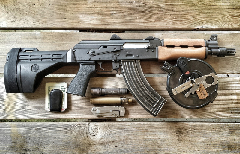 large group of objects, Board, arrangement, Kalash, rifle, assault, table, security, indoors, machine, black, wood - material, metal, 1080P, the bucks