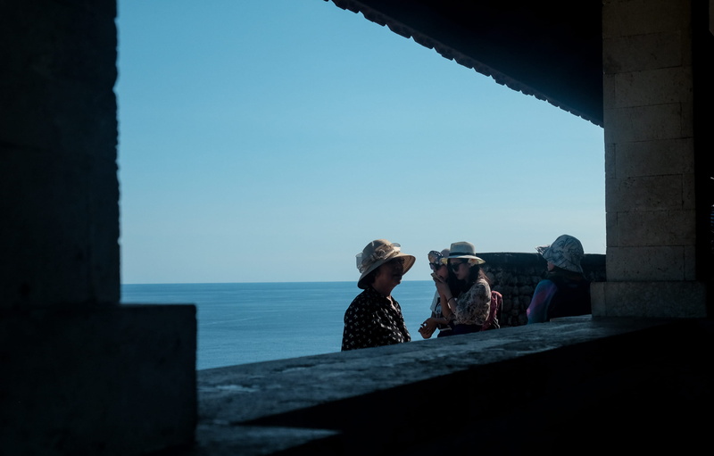 bali, beach, architecture, uluwatu temple, 2K, horizon, clear sky, day, indonesia, sky, sitting, outdoors, sea, real people, horizon over water, activity