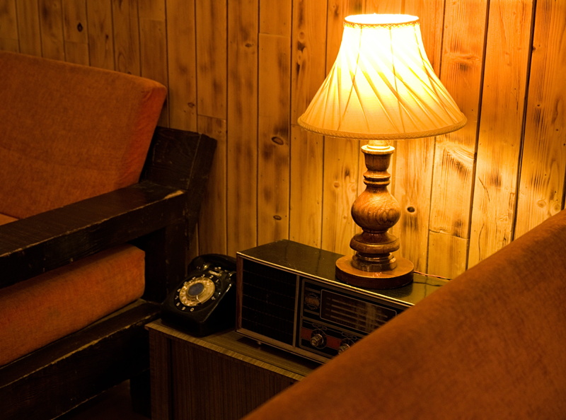 seat, clock tower, light, 5K, pattern, lamp shade, warm, piano, retro styled, retro, lamp, home interior, time, indoors, wood - material, table, kashmir