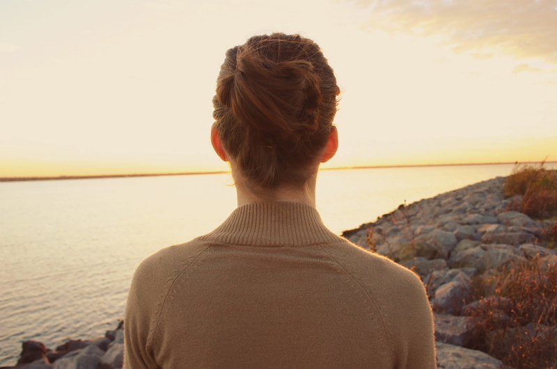 back of head, beauty in nature, lake, adult, woman, girl, real people, one person, sky, lifestyles, person, women, 2K, watching the sunset, beach, land
