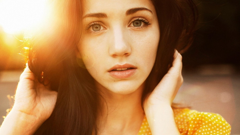 women, blue eyes, Sun, sensual gaze, closeup, sunlight, brunette, 720P, hands in hair, hands on head, looking at viewer, face, Emily Rudd