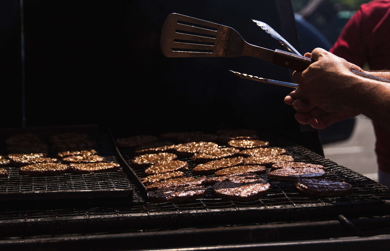 heat - temperature, sweet food, 4K, freshness, temptation, cookout, summer, finger, preparing food, real people, human body part, unhealthy eating, food and drink