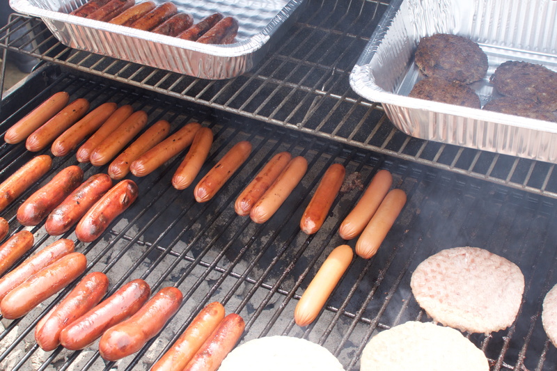 in a row, freshness, grilled, outdoors, day, burgers, no people, temptation, barbecue grill, high angle view, sausage, meat, barbecue, hotdogs, preparation