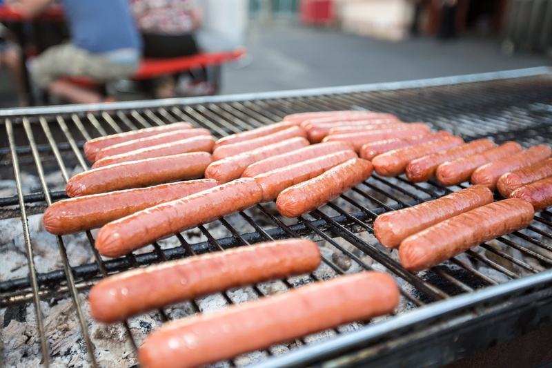 hot dog, heat - temperature, preparing food, grill, freshness, barbecue grill, red meat, barbecue, beef, food, focus on foreground, char-grilled, hot dogs