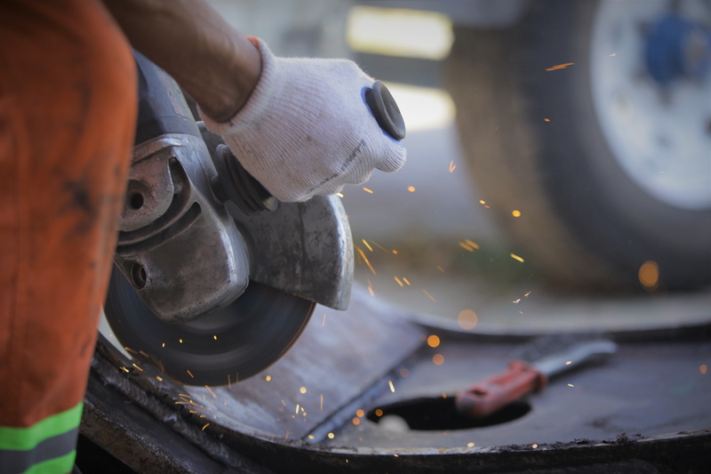 energy, human hand, wheels, sierra, male, focus on foreground, gloves, manual, day, crafts, cut, hands, men, close-up, leaf, natural gas, sharp, traditional