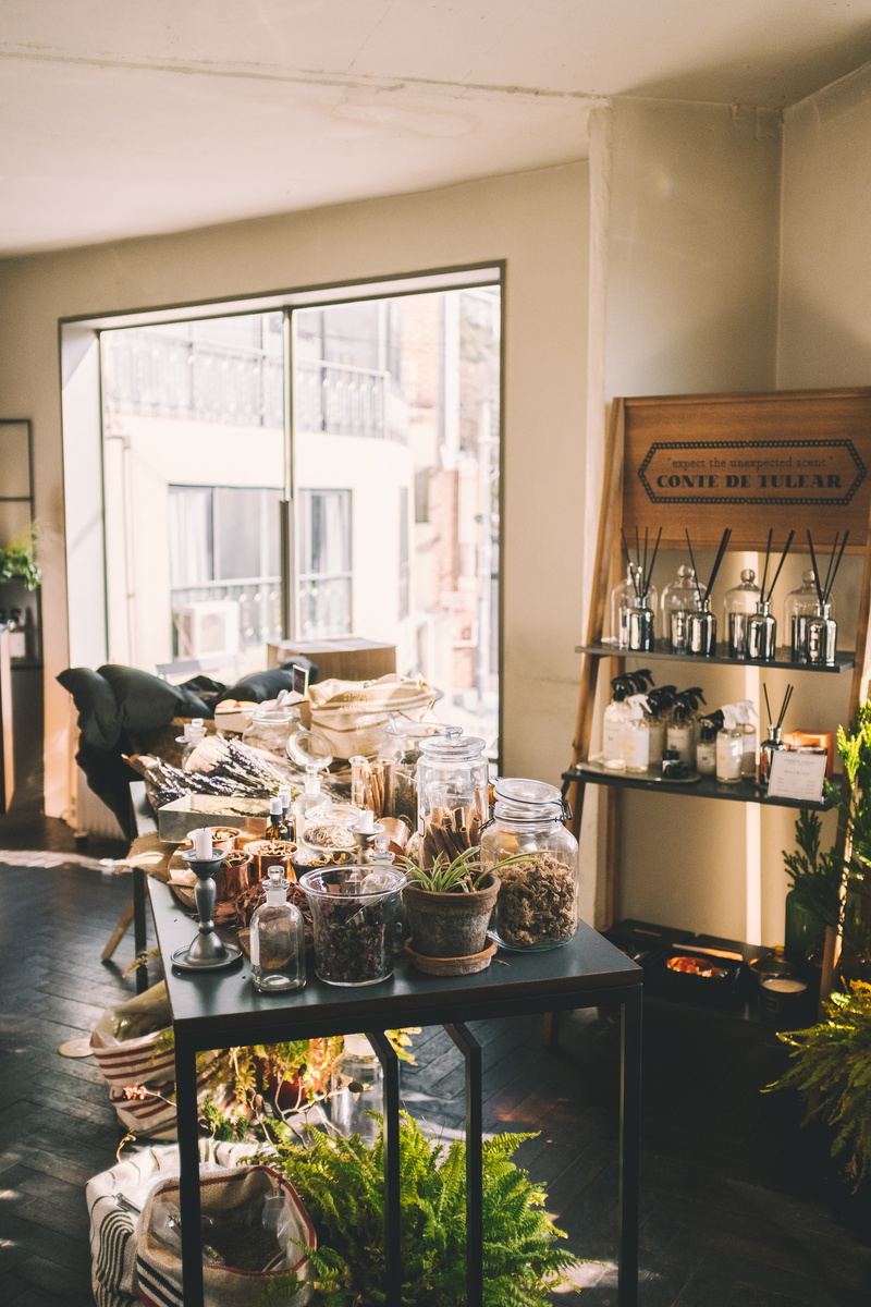 shelf, food and drink, 5K, beverage, food, pub, cabinet, home decor, interior design, window, pots, monitor, plant, glass - material, business, electronics