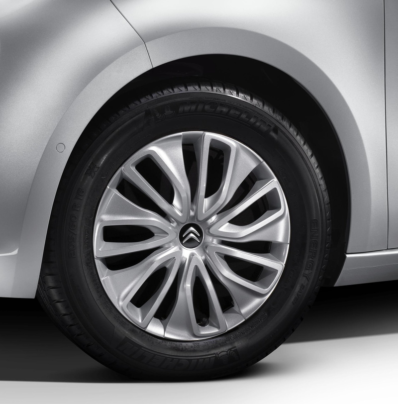 silver colored, spoke, no people, luxury, car, circle, vehicle part, c, picasso, mode of transportation, close-up, alloy, motor vehicle, pattern, land vehicle
