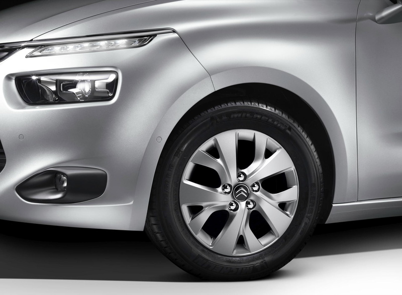 c, wealth, car, wheel, 1080P, close-up, day, alloy, vehicle part, tire, shape, design, grand, metal, outdoors, no people, sports car, land vehicle, citroen