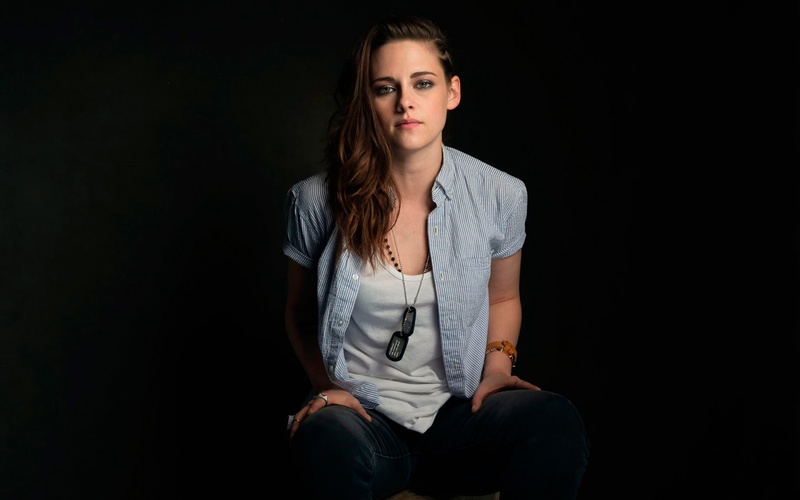 beauty, casual clothing, one person, brown hair, contemplation, Kristen stewart, dark, Photoshoot, studio shot, hairstyle, Movie, Camp x-ray, front view