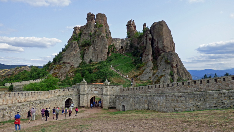 building exterior, outdoors, built structure, tourism, sky, the past, large group of people, history, tourist, ruined, cloud - sky, architecture, travel destinations