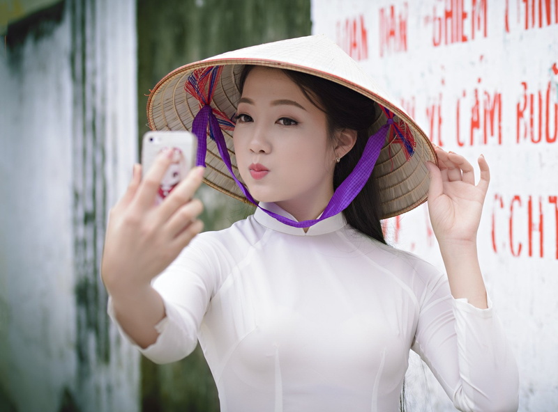 focus on foreground, childhood, casual clothing, 1080P, Asian Conical Hat, front view, Asian, Girl, day, portrait, hairstyle, headshot, clothing, looking at camera
