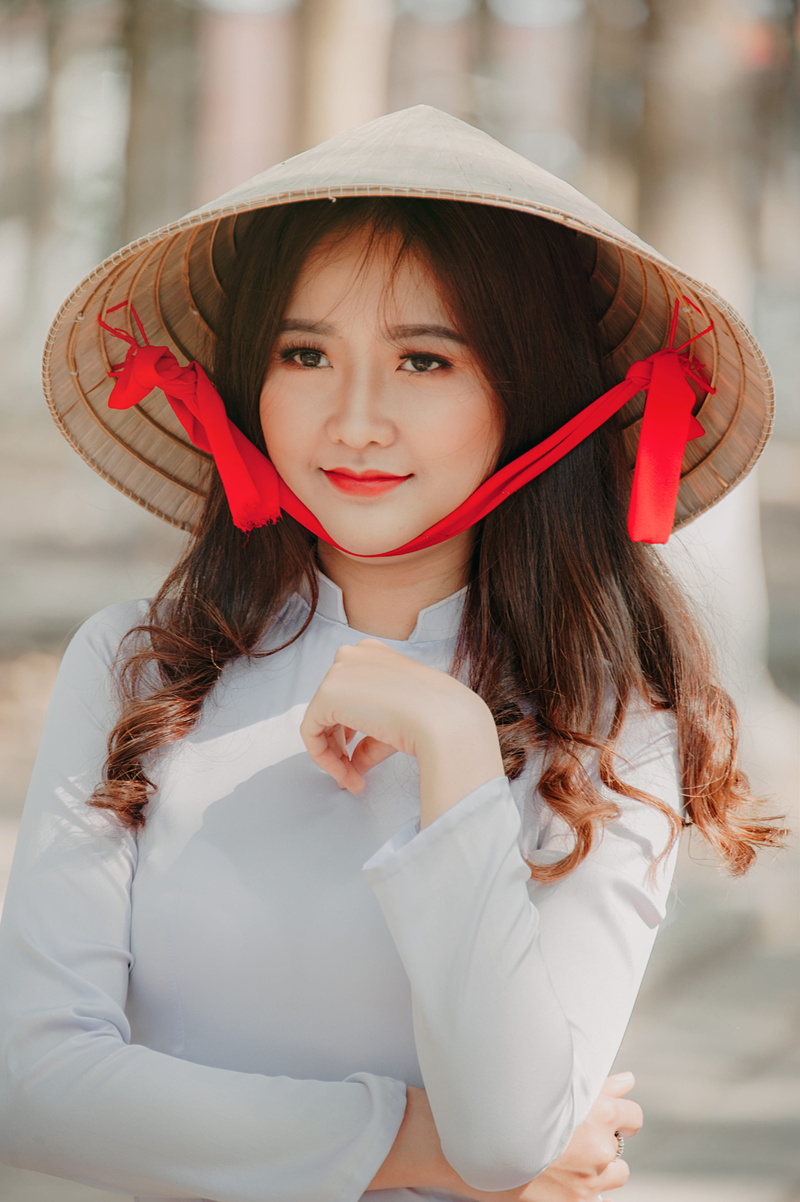 cute, hairstyle, focus, hat, makeup, women, young women, joy, focus on foreground, girl, lifestyles, smile, depth of field, photography, wearing, lady