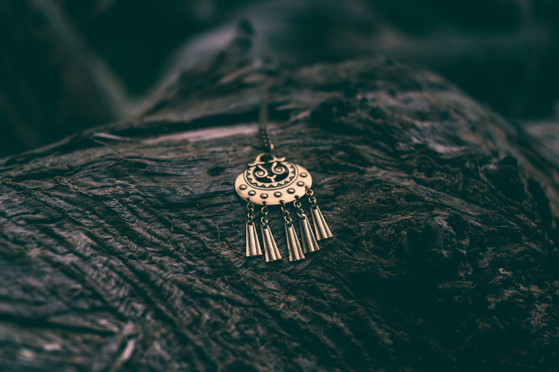 explore, retro Styled, silver, decoration, no People, neckless, pendant, dark, detail, jewellry, wood - Material, 5K, celebration, colored, backgrounds