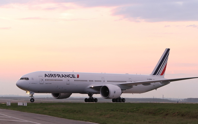 public transportation, sky, air vehicle, white, airfrance, boeing, outdoors, travel, side view, environment, mode of transportation, airport, Aircrafts / Planes