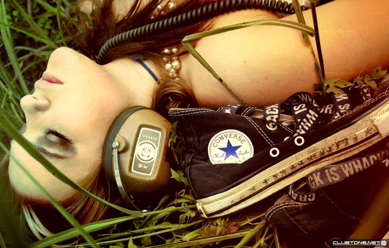 retro styled, real people, one person, women, Converse, watch, clock, day, adult, fashion, lying down, outdoors, close-up, 720P, leisure activity, lifestyles