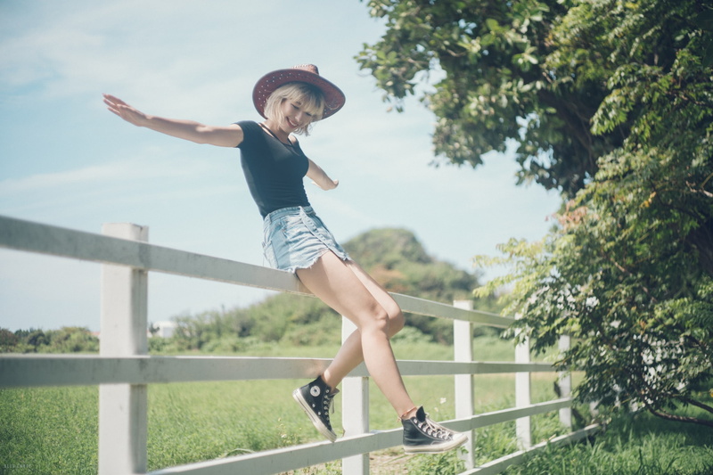 model, blonde, women with hats, wood fence, women, women outdoors, jean shorts, Converse, short hair, black tops, sitting, 1080P