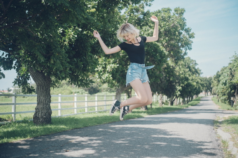 women outdoors, 1080P, Converse, short hair, trees, black tops, jean shorts, blonde, women, jumping, model, road, wood fence